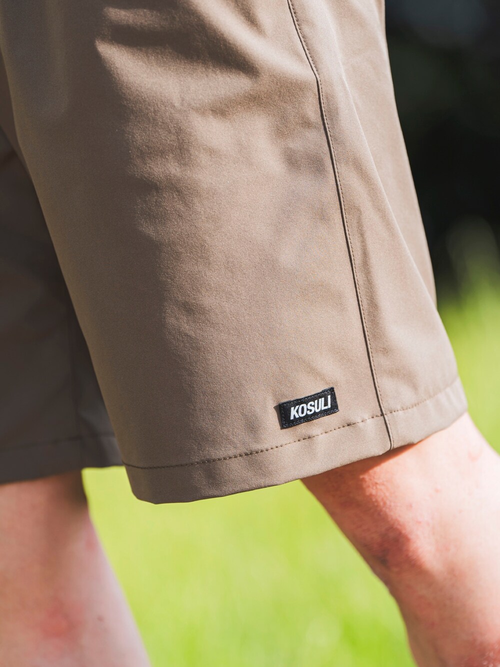 ホワイト系のTシャツ/カットソー、グリーン系のその他パンツ、ブラック系のスリッポンを着用したメンズの夏コーディネートの5枚目の写真