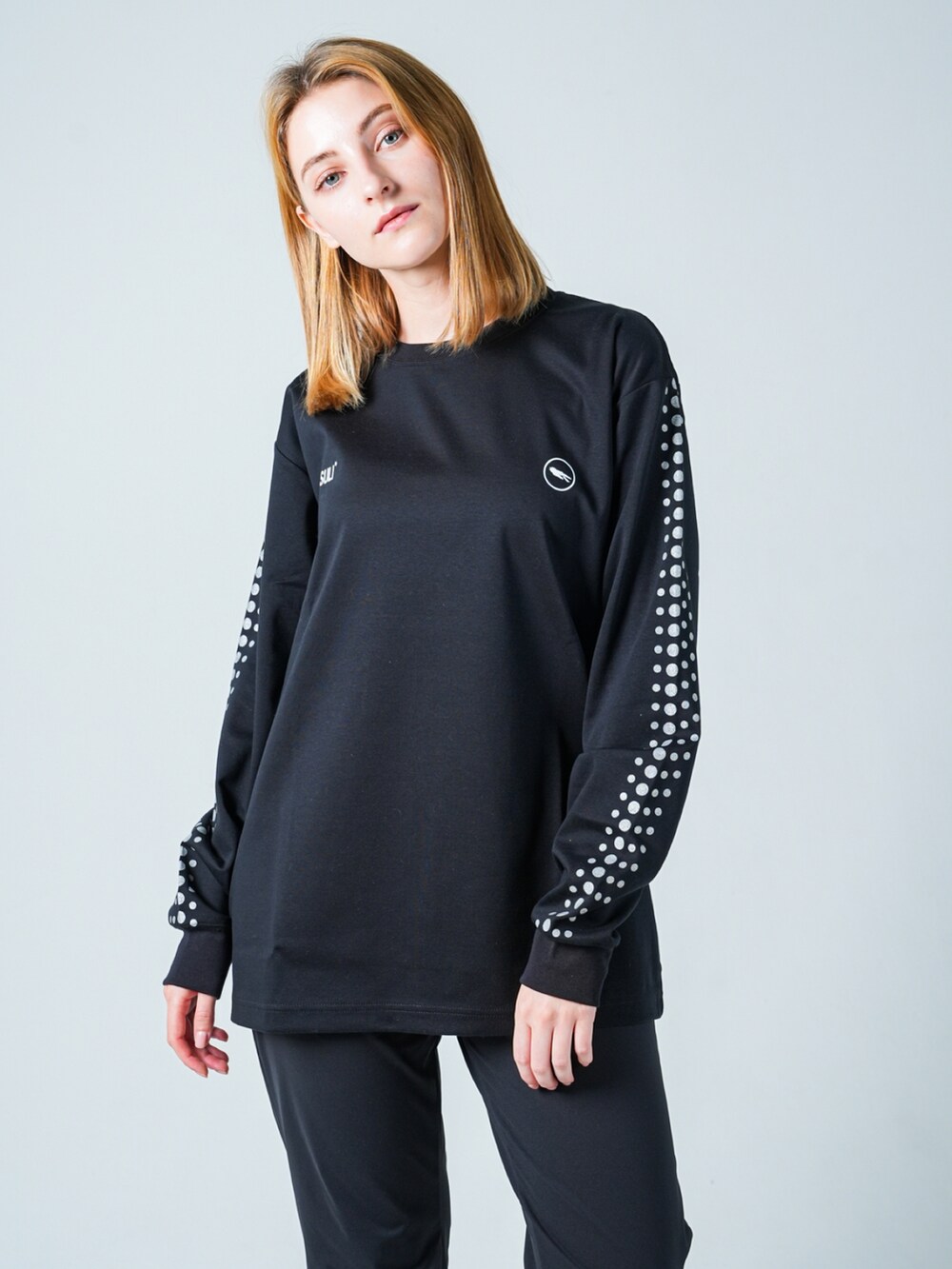 ホワイト系のスニーカー、ブラック系のTシャツ/カットソーを着用したレディースの夏コーディネートの3枚目の写真