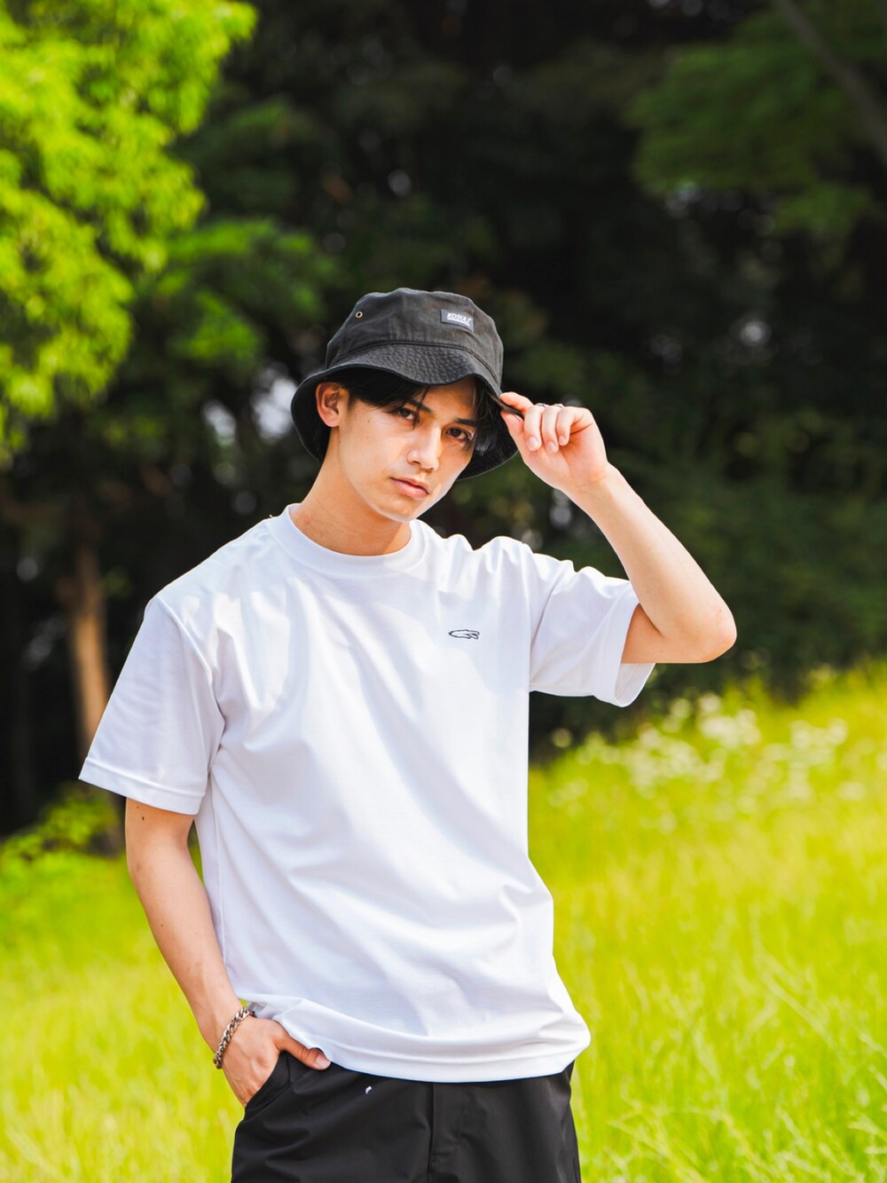 ホワイト系のTシャツ/カットソー、ブラック系のその他パンツ、ブラック系のハットを着用したメンズの夏コーディネートの3枚目の写真