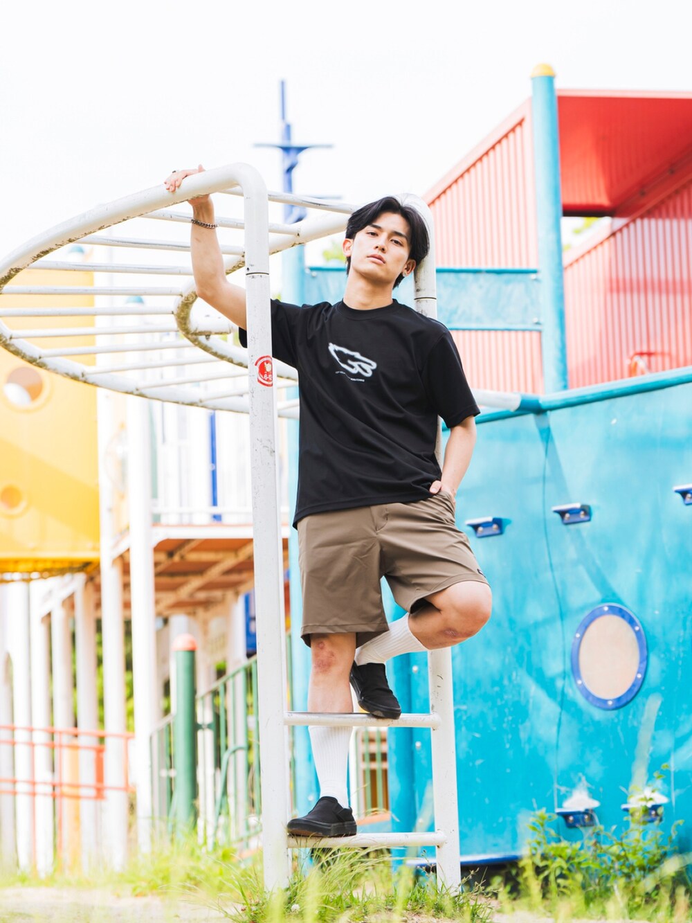 ブラック系のサンダル、ブラック系のスリッポン、ブラック系のTシャツ/カットソーを着用したレディースの夏コーディネートの3枚目の写真