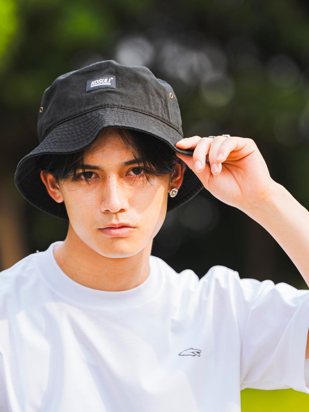 ホワイト系のTシャツ/カットソー、ブラック系のその他パンツ、ブラック系のハットを着用したメンズの夏コーディネートの2枚目の写真