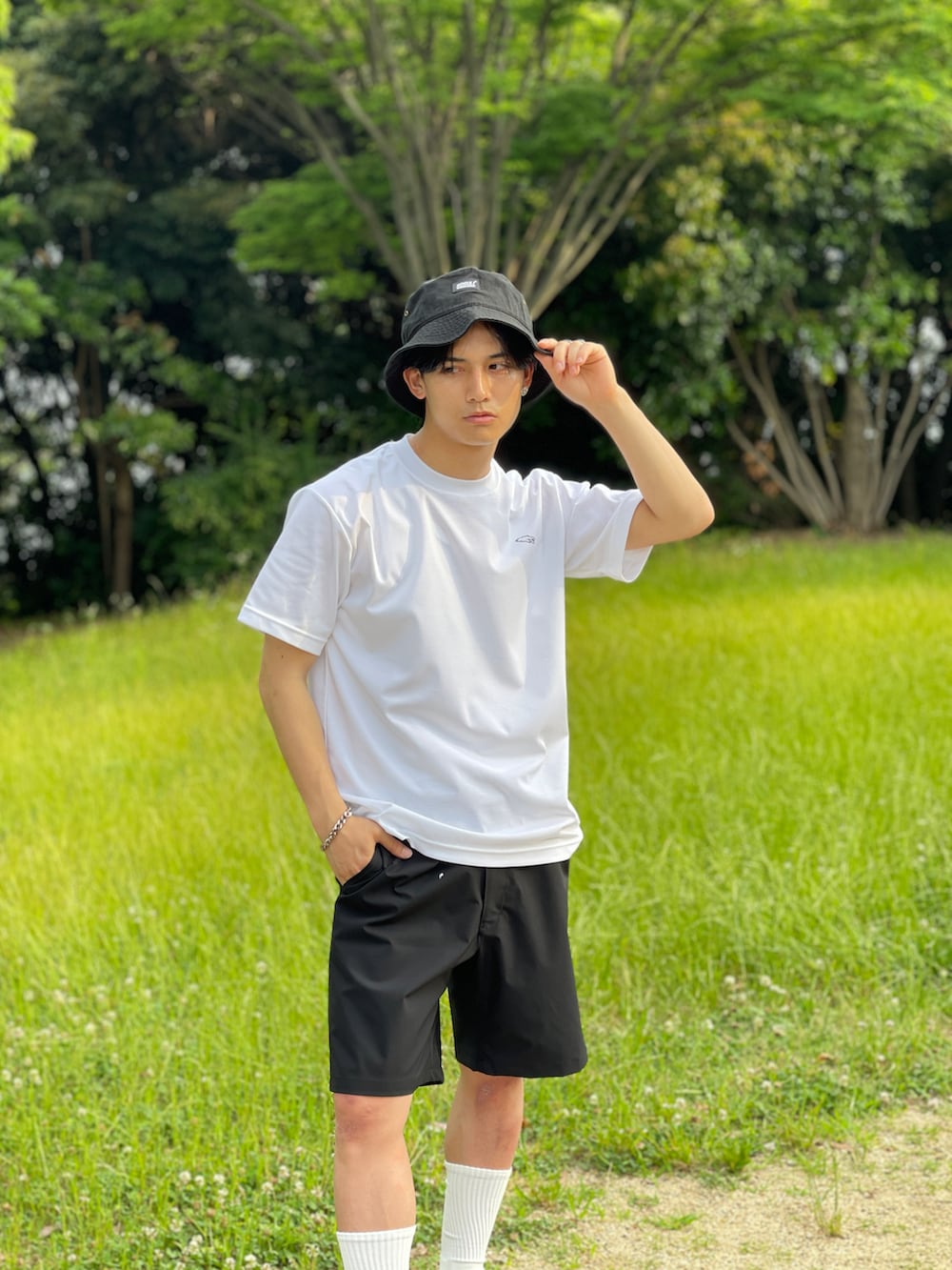 ホワイト系のTシャツ/カットソー、ブラック系のその他パンツ、ブラック系のスリッポンを着用したメンズの夏コーディネートの2枚目の写真