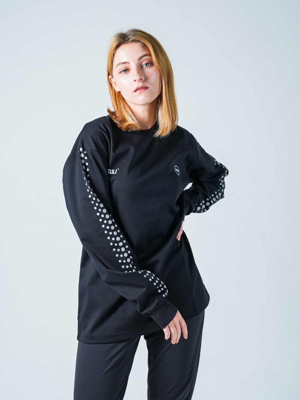 ホワイト系のスニーカー、ブラック系のTシャツ/カットソーを着用したレディースの夏コーディネートの2枚目の写真