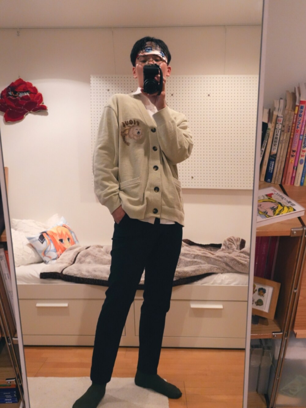 グリーン系のカーディガン/ボレロ、ベージュ系のマスクを着用したメンズの春コーディネートの2枚目の写真