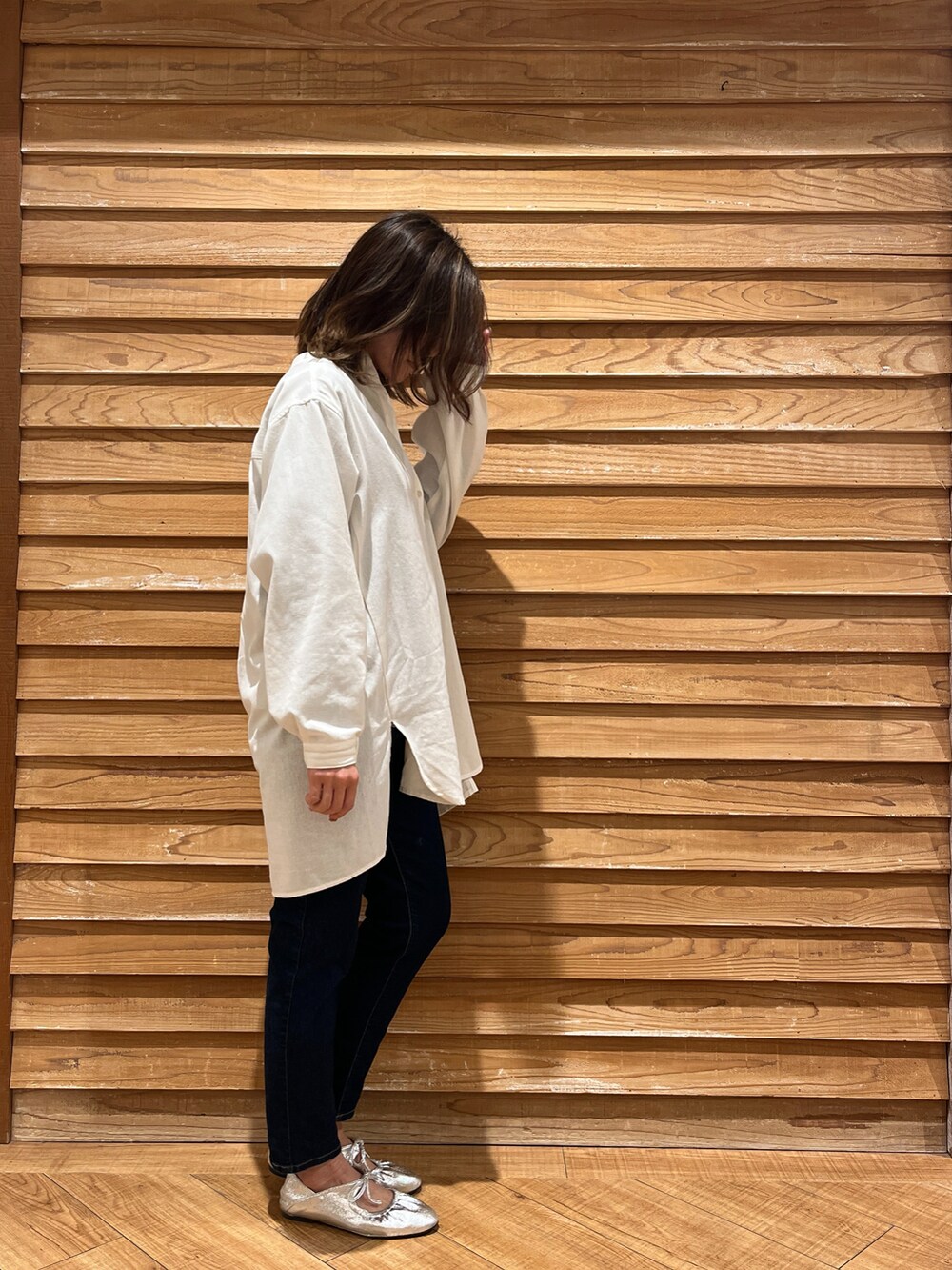 ブルー系のデニムパンツ、その他のTシャツ/カットソー、ホワイト系のシャツ/ブラウスを着用したレディースの春コーディネートの2枚目の写真