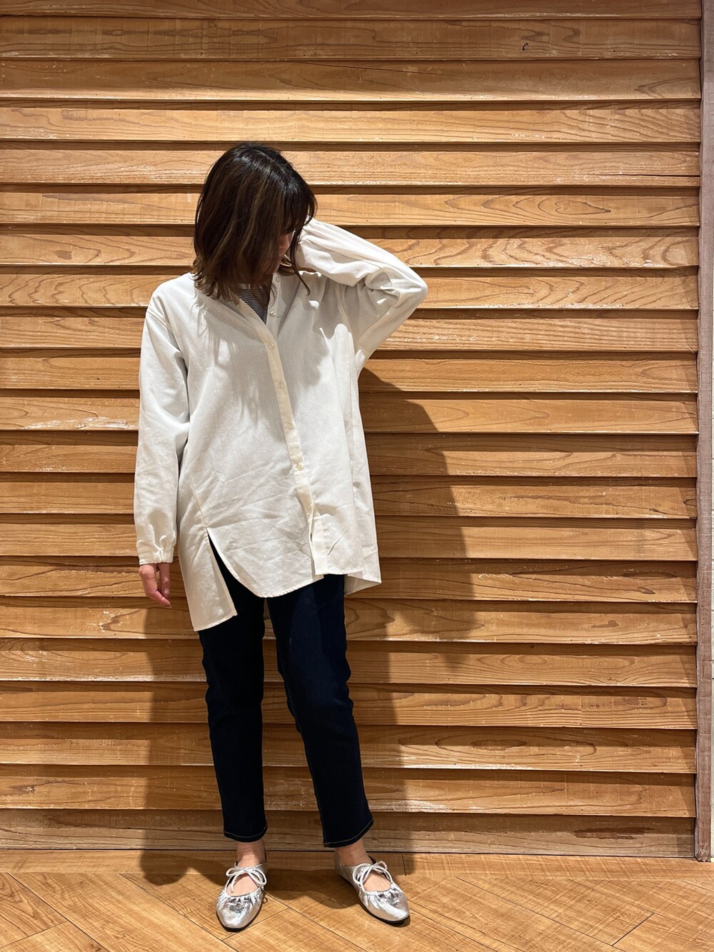 ブルー系のデニムパンツ、その他のTシャツ/カットソー、ホワイト系のシャツ/ブラウスを着用したレディースの春コーディネートの3枚目の写真