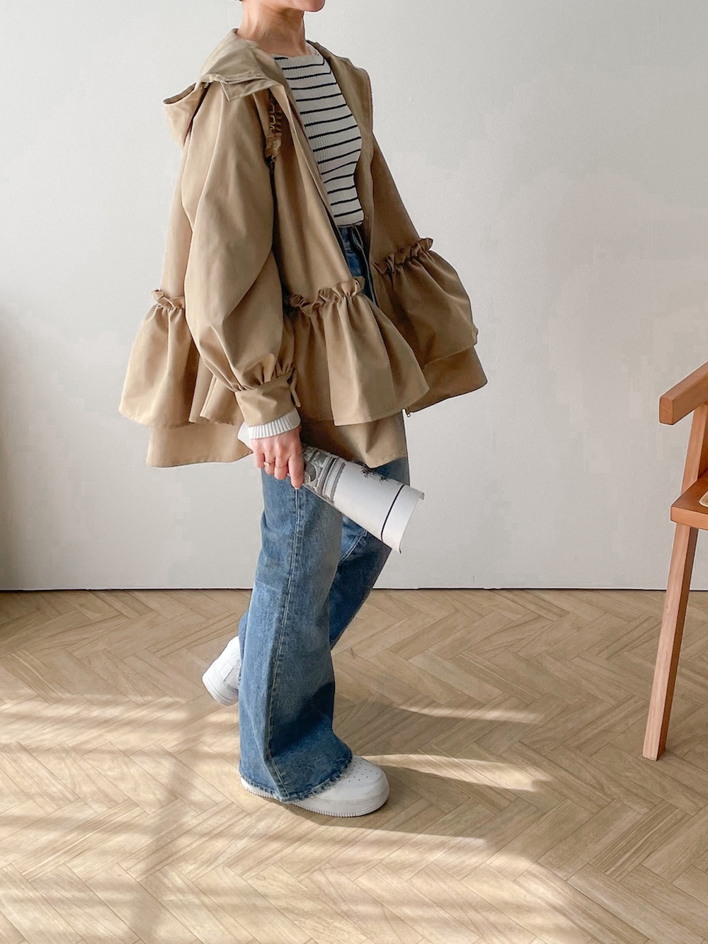 ベージュ系のマウンテンパーカー、ホワイト系のニット/セーターを着用したレディースの春コーディネートの3枚目の写真