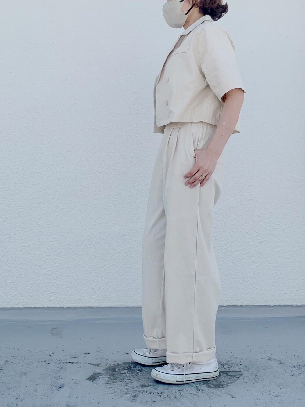 ベージュ系のセットアップ、ホワイト系のスニーカーを着用したレディースの春コーディネートの2枚目の写真