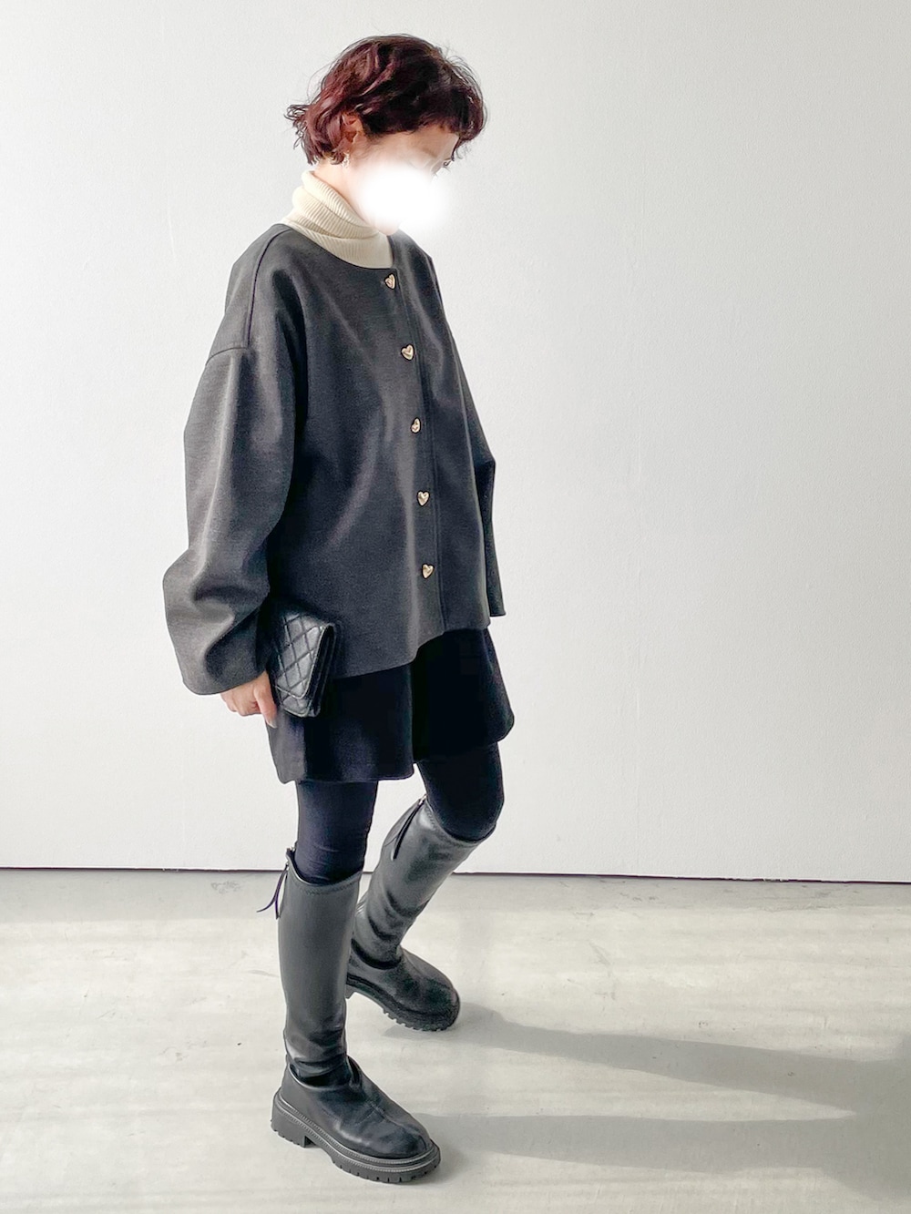 グレー系のノーカラージャケット、ブラック系のその他パンツ、ベージュ系のニット/セーターを着用したレディースの冬コーディネートの2枚目の写真