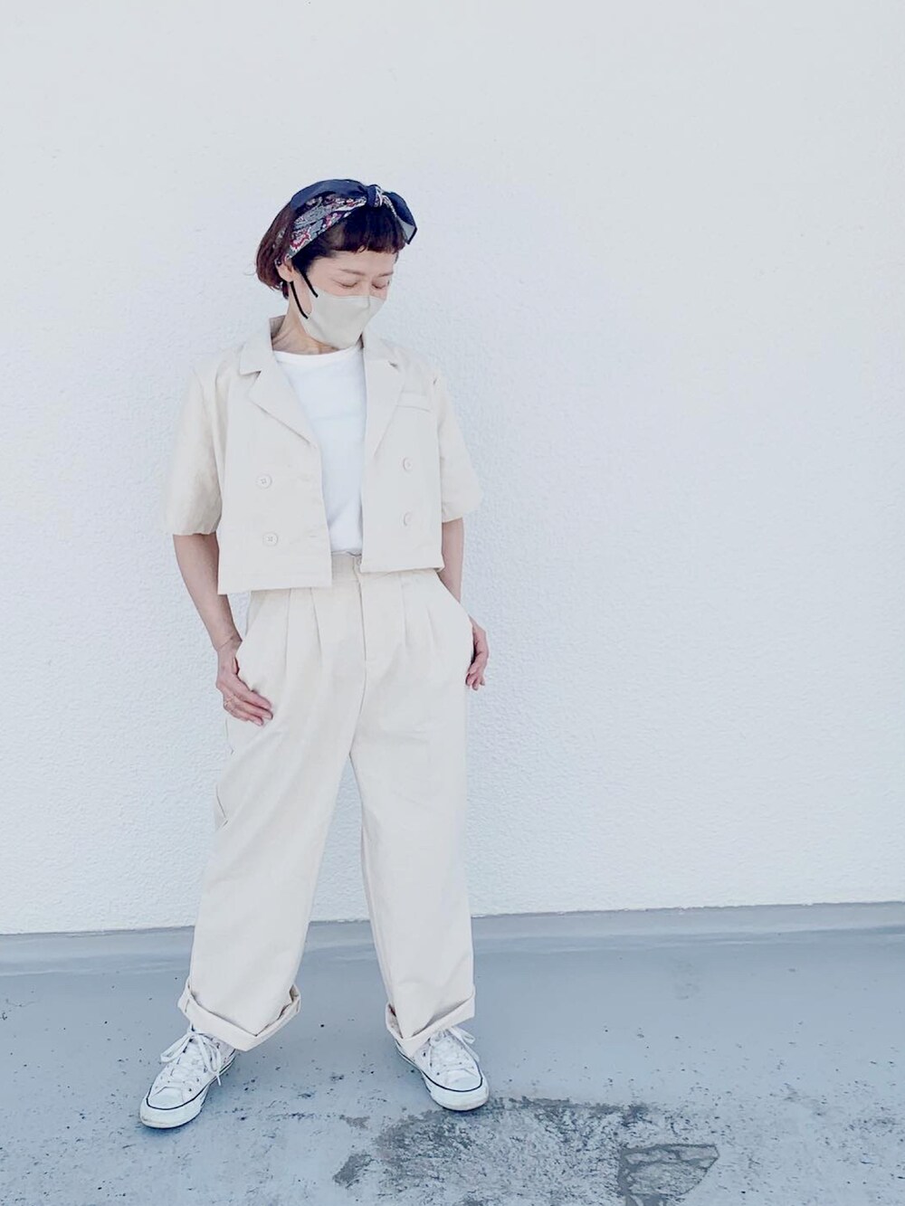 ベージュ系のセットアップ、ホワイト系のスニーカーを着用したレディースの春コーディネートの3枚目の写真