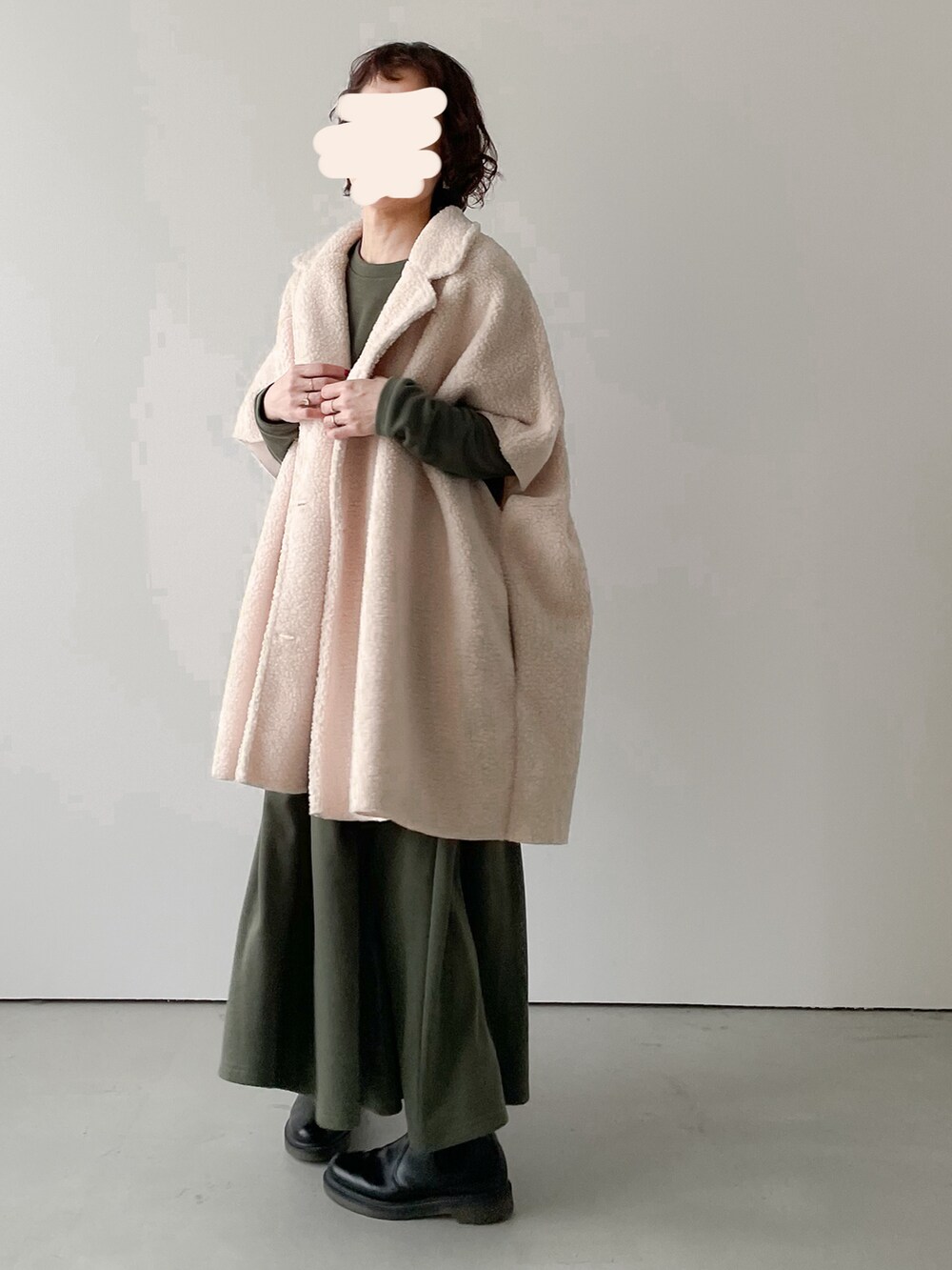 ブラック系のダウンジャケット/コート、ブラック系のブーツを着用したレディースの冬コーディネートの2枚目の写真