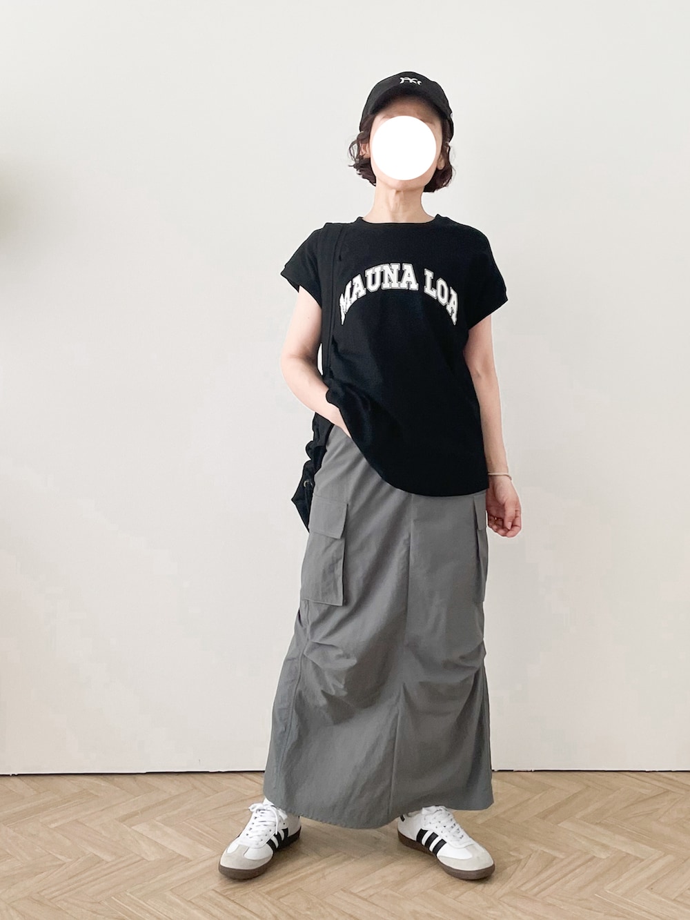 ブラック系のTシャツ/カットソー、グレー系のスカートを着用したレディースの夏コーディネートの2枚目の写真