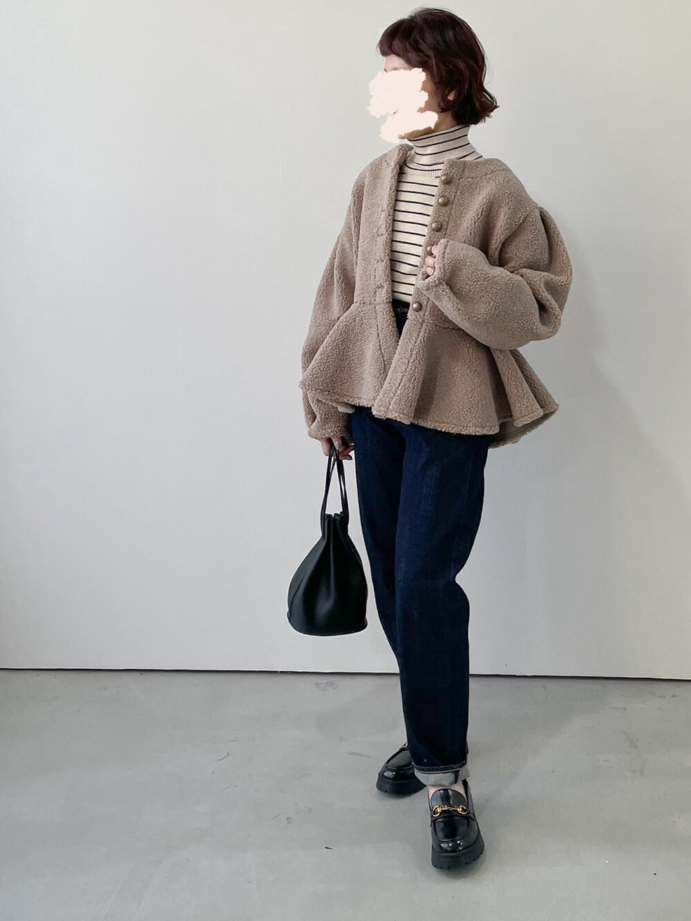 ブラウン系のその他アウター、その他のニット/セーターを着用したレディースの冬コーディネートの2枚目の写真