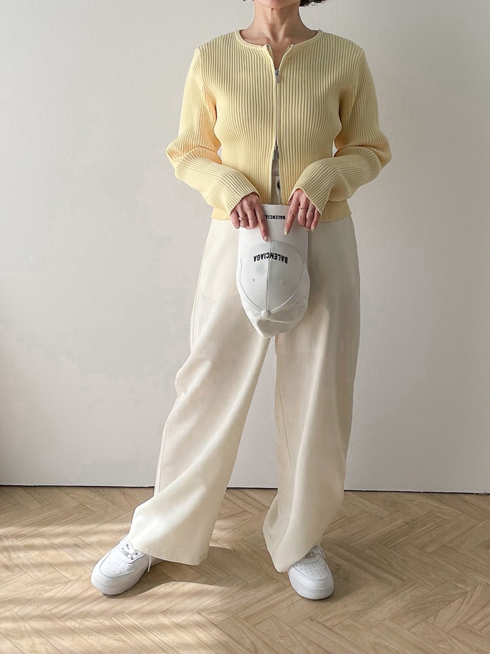 イエロー系のニット/セーターを着用したレディースの春コーディネートの3枚目の写真