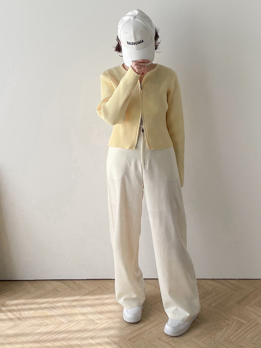 イエロー系のニット/セーターを着用したレディースの春コーディネートの2枚目の写真