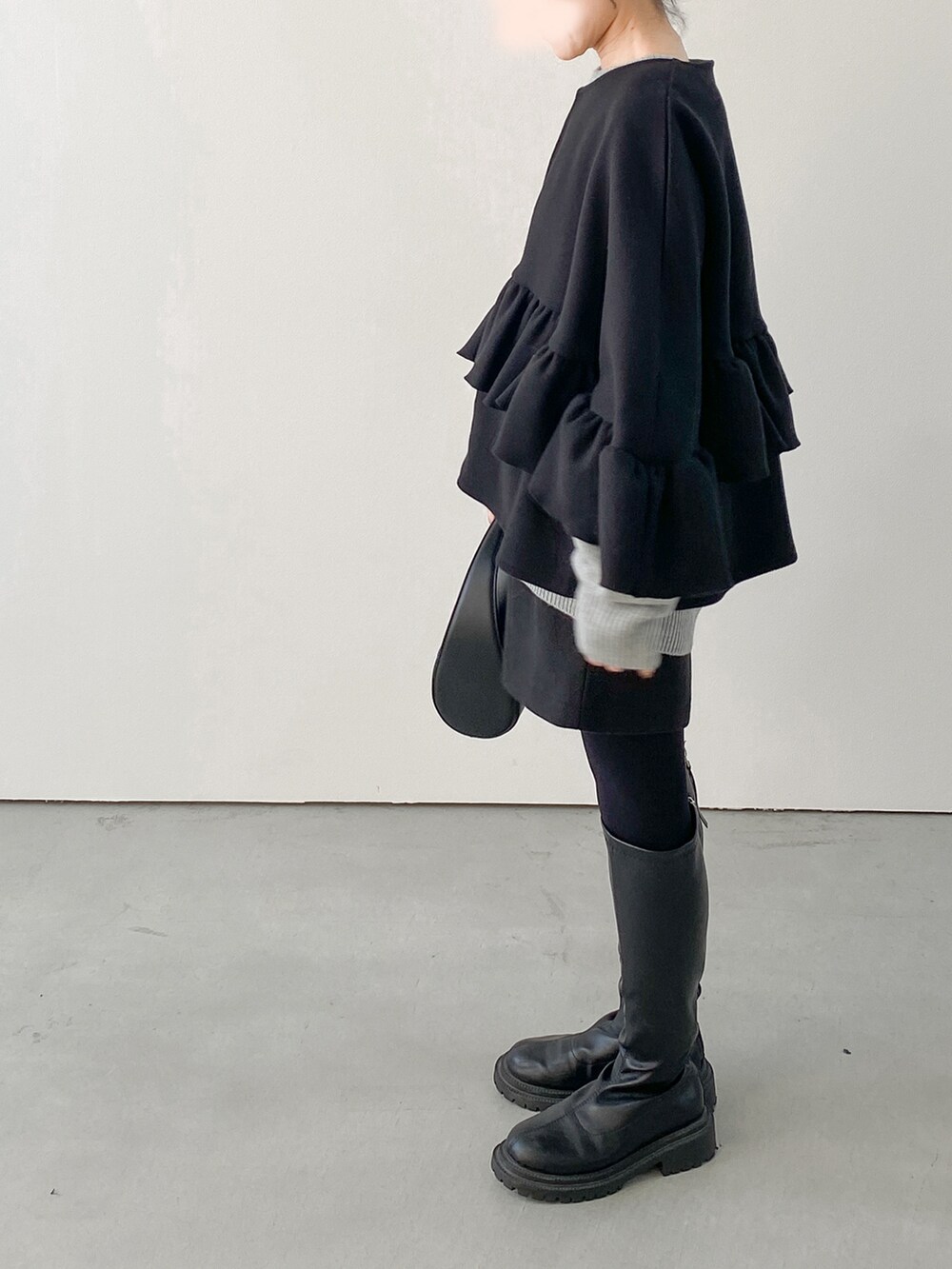 ブラック系のノーカラージャケット、ブラック系のブーツ、ブラック系のその他パンツを着用したレディースの秋コーディネートの3枚目の写真