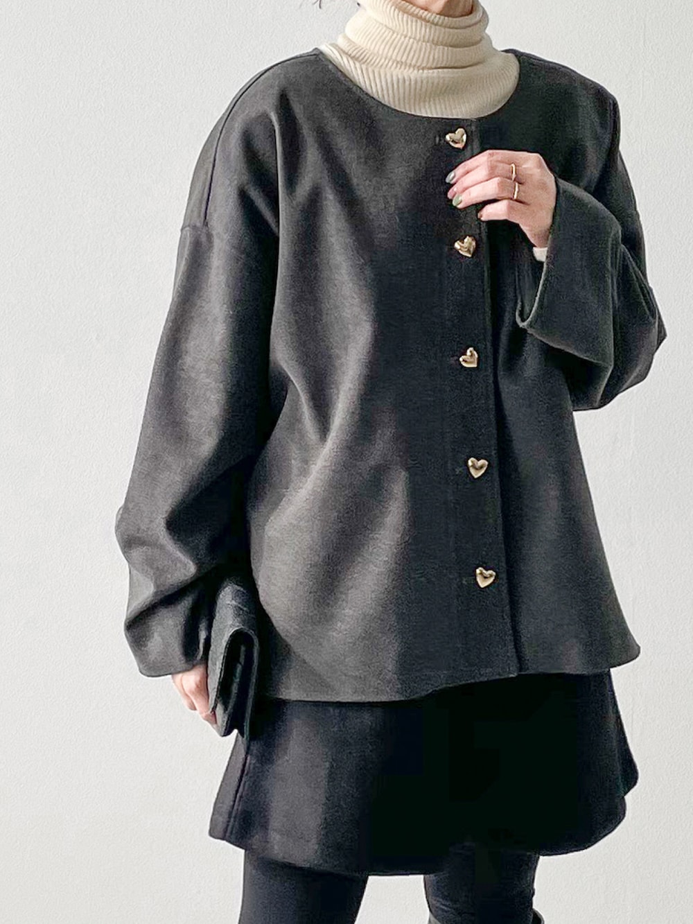 グレー系のノーカラージャケット、ブラック系のその他パンツ、ベージュ系のニット/セーターを着用したレディースの冬コーディネートの3枚目の写真