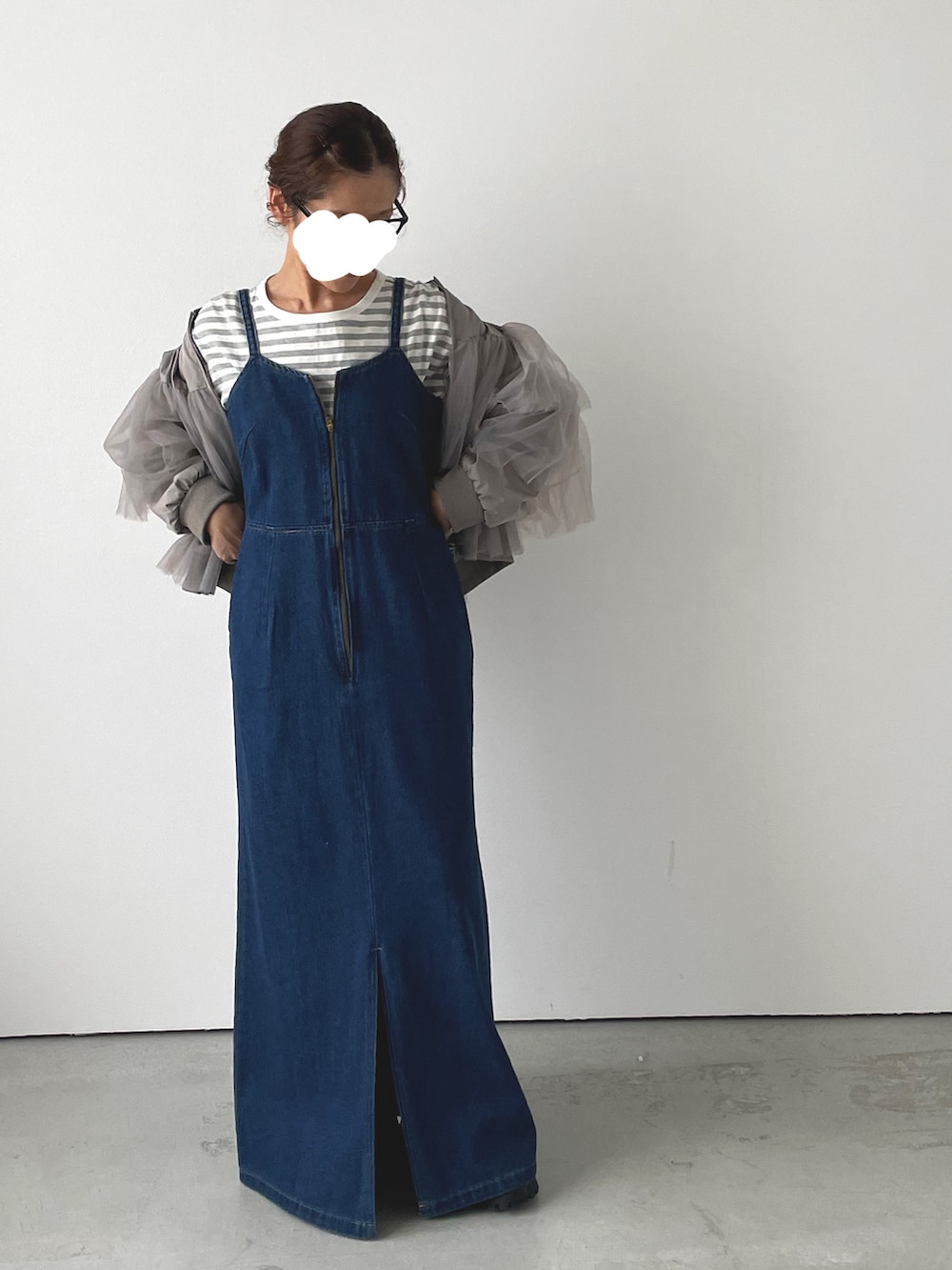 ブルー系のジャンパースカート、グレー系のブルゾン、グレー系のTシャツ/カットソーを着用したレディースの秋コーディネートの2枚目の写真