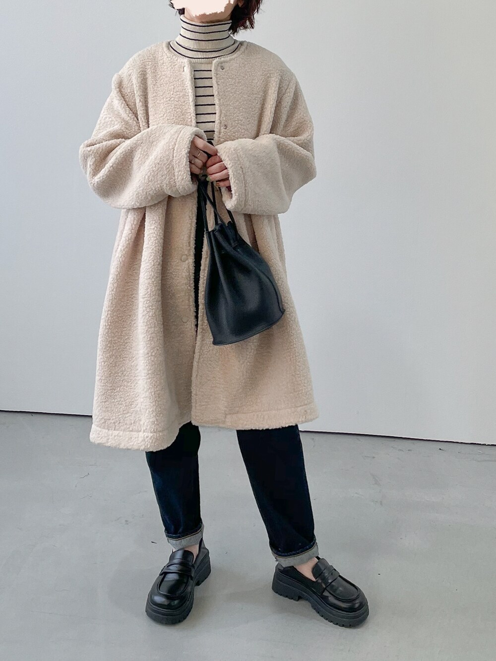 ベージュ系のダウンジャケット/コート、その他のニット/セーターを着用したレディースの冬コーディネートの2枚目の写真