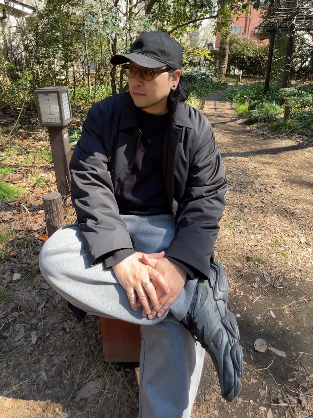 ブラック系のジャケット/アウター、グレー系のスウェットパンツ、グレー系のスニーカーを着用したメンズの春コーディネートの3枚目の写真