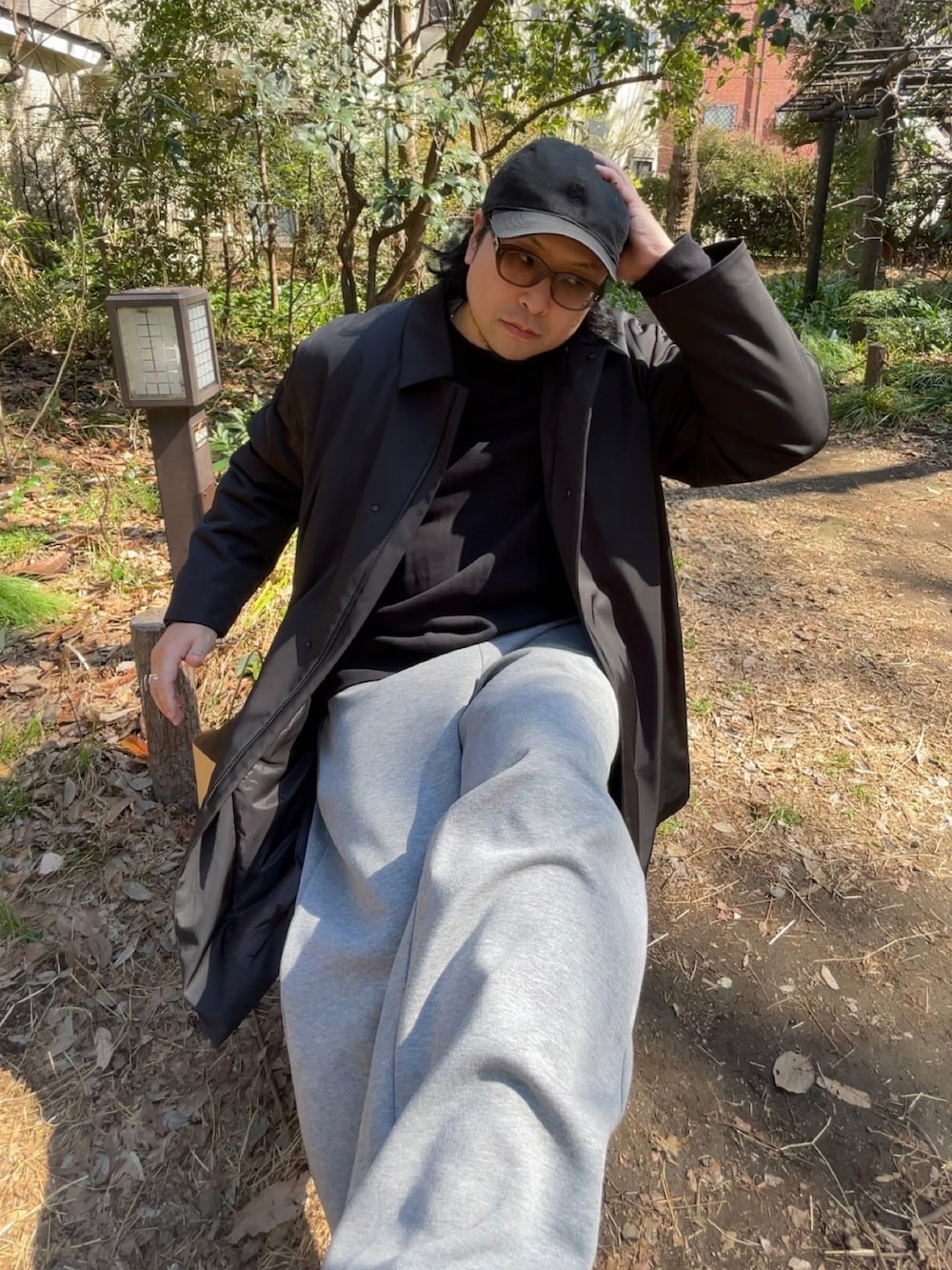 ブラック系のジャケット/アウター、グレー系のスウェットパンツ、グレー系のスニーカーを着用したメンズの春コーディネートの4枚目の写真