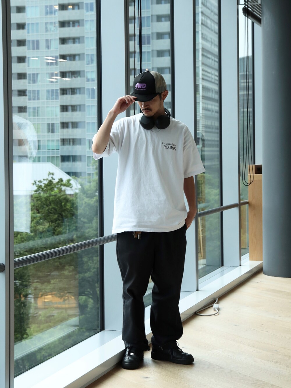 ブラック系のスニーカーを着用したメンズの夏コーディネートの3枚目の写真