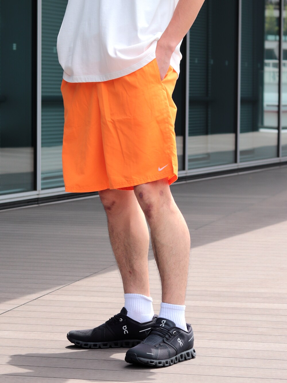 ホワイト系のTシャツ/カットソー、オレンジ系のその他パンツを着用したメンズの春コーディネートの3枚目の写真