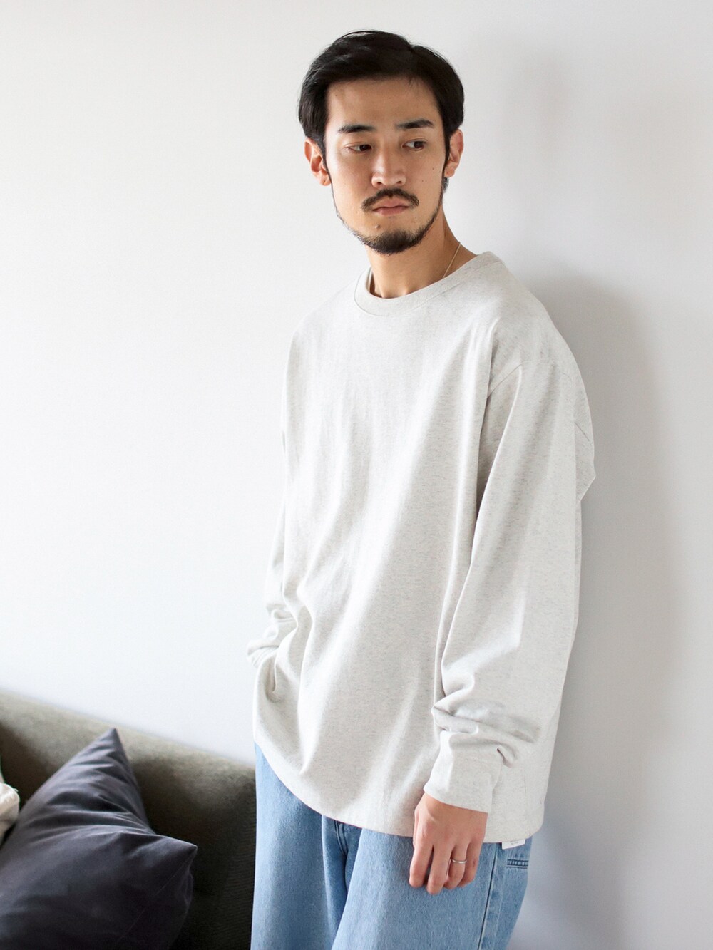 シルバー系のTシャツ/カットソー、ブルー系のデニムパンツ、ベージュ系のブーツを着用したメンズの秋コーディネートの3枚目の写真