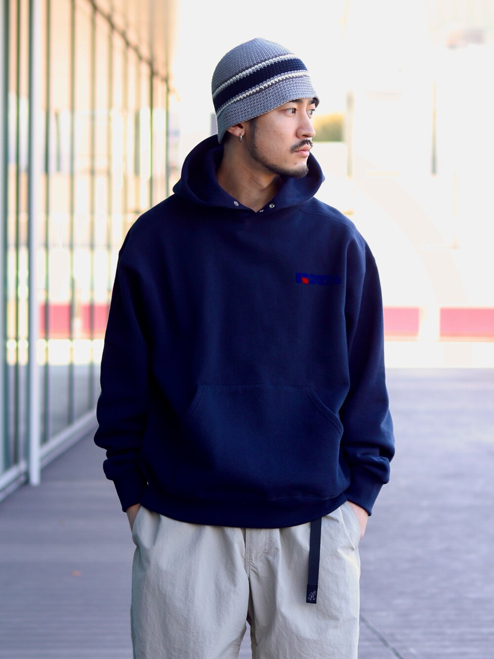 ブルー系のパーカー、ベージュ系のその他パンツ、グレー系のハットを着用したメンズの冬コーディネートの4枚目の写真