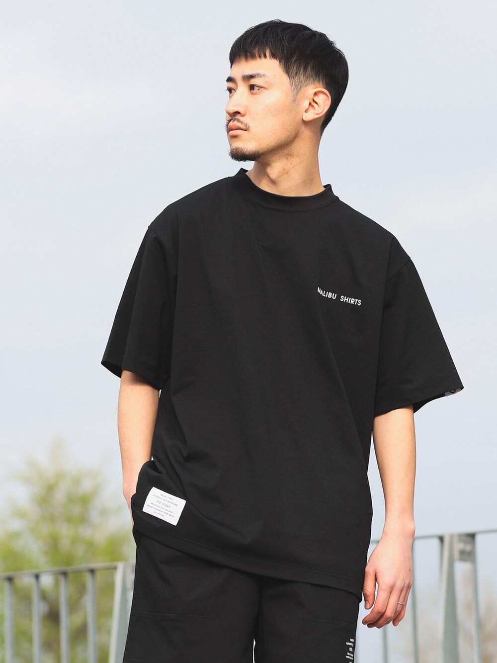 ブラック系のTシャツ/カットソー、ブラック系のその他パンツを着用したメンズの春コーディネートの2枚目の写真