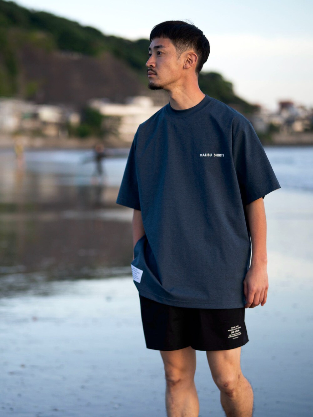 ブルー系のTシャツ/カットソー、ブラック系のその他パンツを着用したメンズの夏コーディネートの3枚目の写真