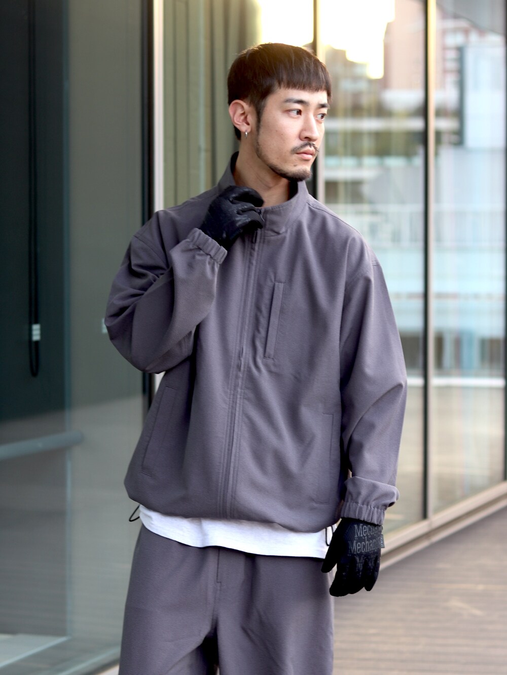 グレー系のブルゾン、グレー系のその他パンツを着用したメンズの冬コーディネートの3枚目の写真