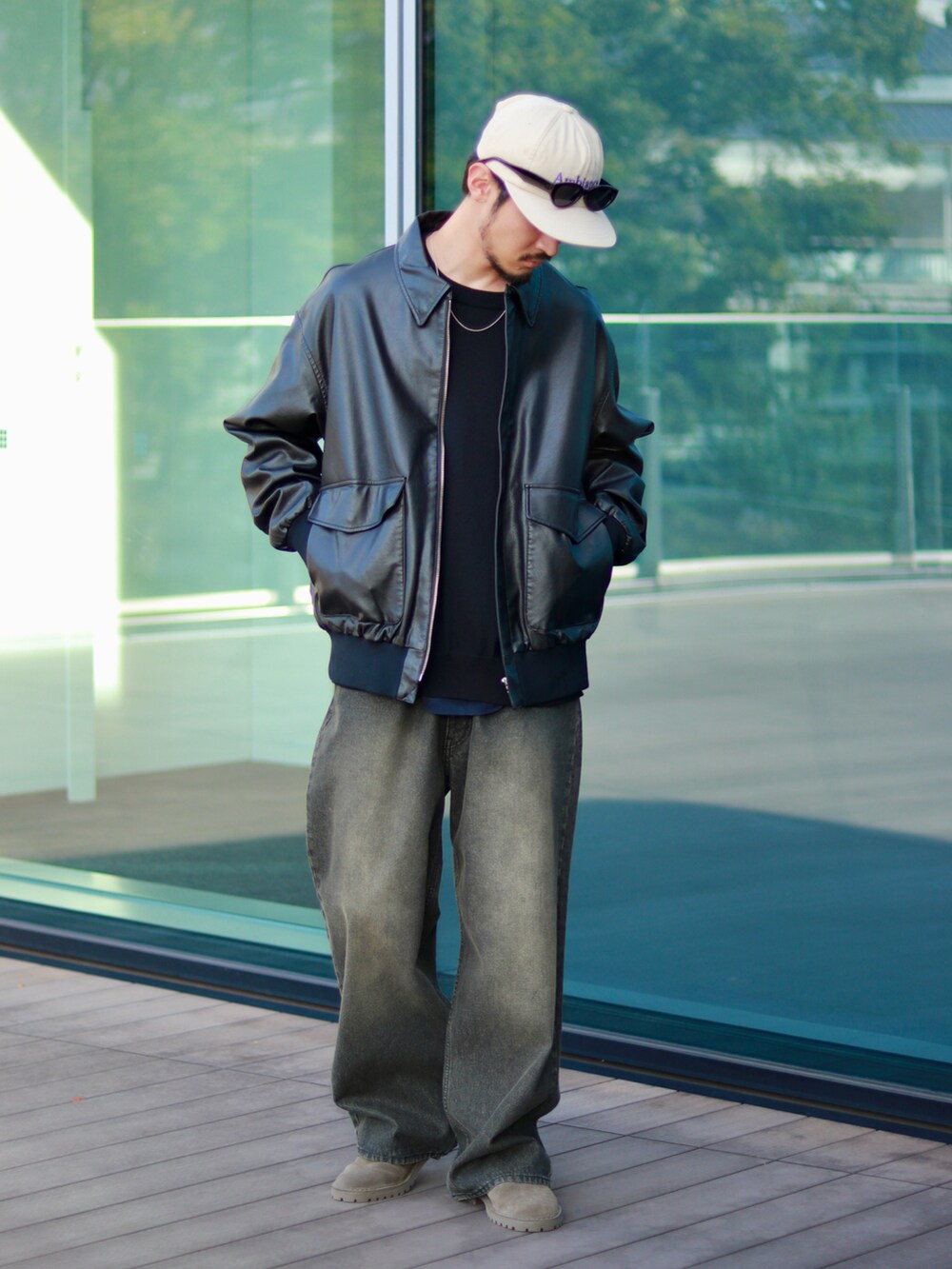 ブラック系のブルゾン、ブラック系のデニムパンツを着用したメンズの秋コーディネートの2枚目の写真