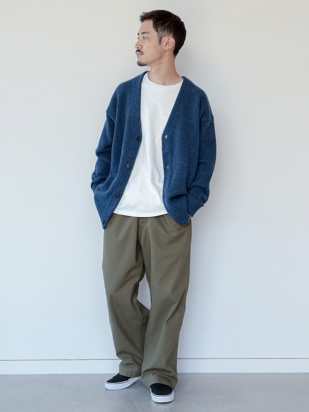 ブルー系のカーディガン/ボレロ、グリーン系のチノパンツを着用したメンズの秋コーディネートの2枚目の写真