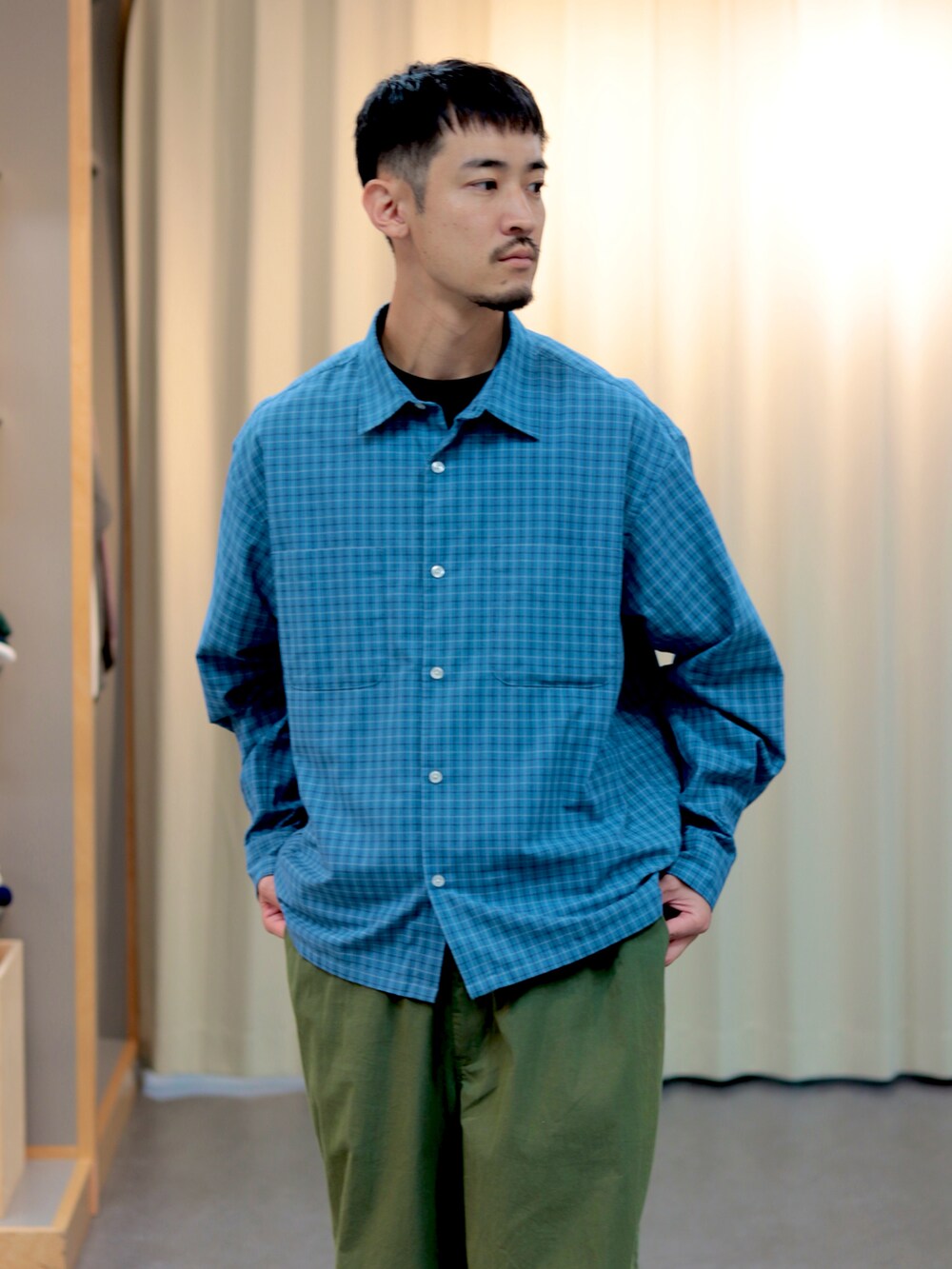 ブルー系のシャツ/ブラウス、グリーン系のその他パンツを着用したメンズの夏コーディネートの2枚目の写真