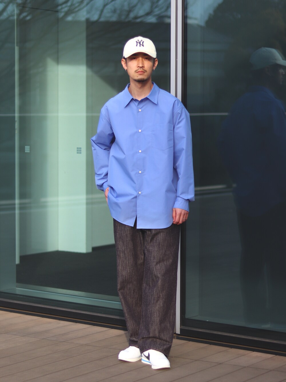 ブルー系のその他パンツ、ホワイト系のスニーカー、ブルー系のシャツ/ブラウスを着用したメンズの春コーディネートの2枚目の写真