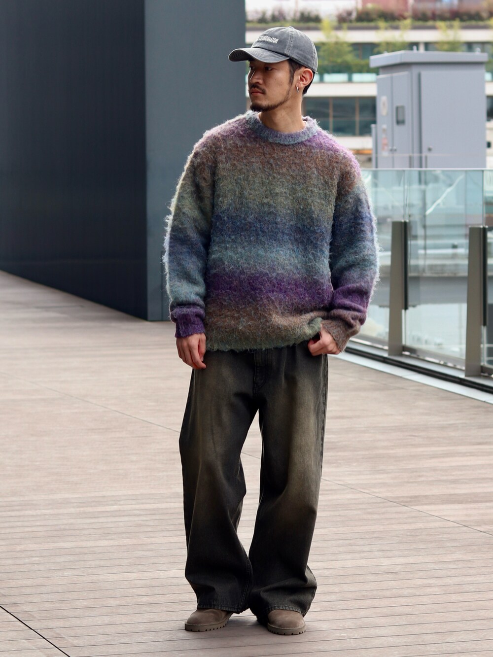 ブルー系のニット/セーター、ブラック系のデニムパンツを着用したメンズの秋コーディネートの2枚目の写真