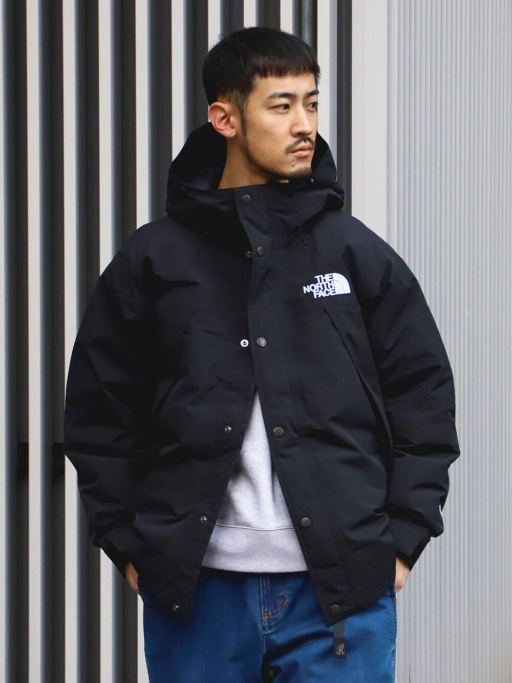 ブラック系のダウンジャケット/コートを着用したメンズの冬コーディネートの3枚目の写真