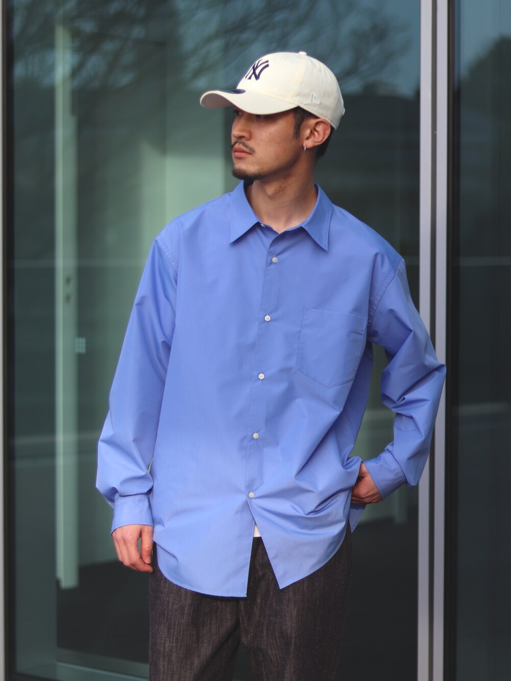 ブルー系のその他パンツ、ホワイト系のスニーカー、ブルー系のシャツ/ブラウスを着用したメンズの春コーディネートの3枚目の写真