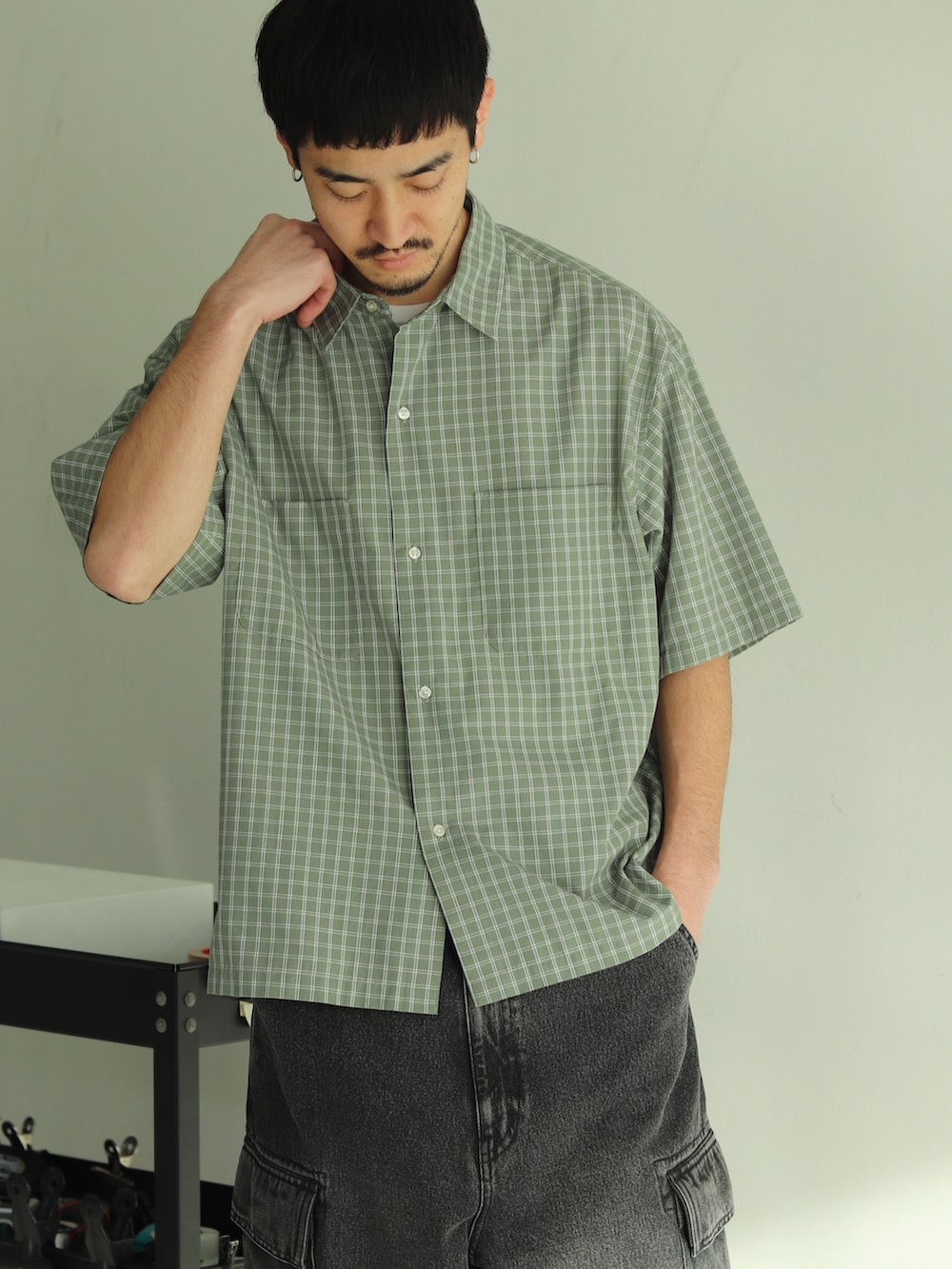 グリーン系のシャツ/ブラウス、ブラック系のデニムパンツを着用したメンズの冬コーディネートの3枚目の写真