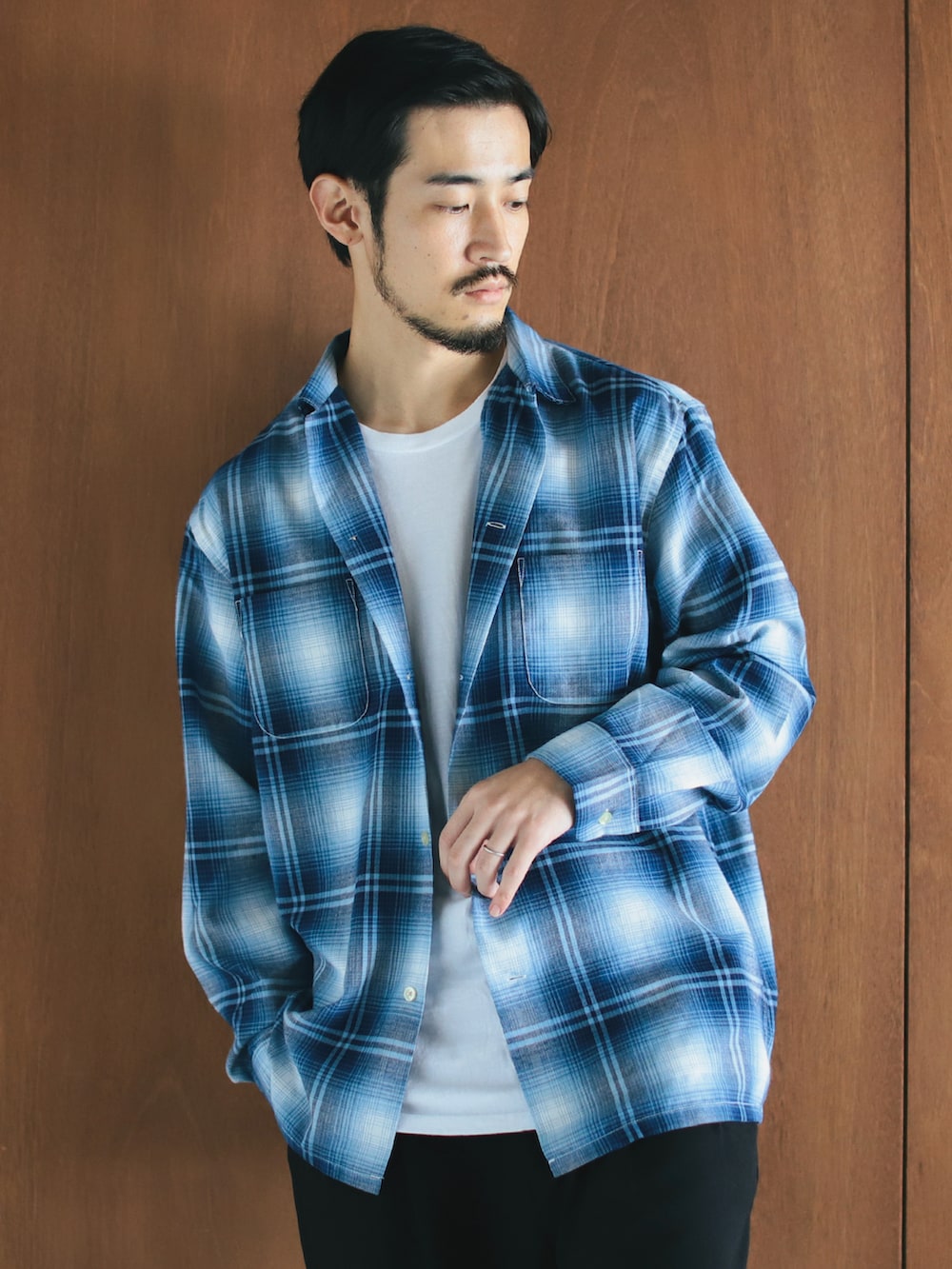 ブルー系のシャツ/ブラウス、ブラック系のその他パンツを着用したメンズの秋コーディネートの3枚目の写真