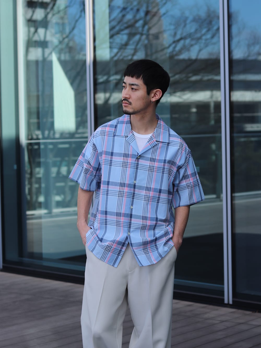 ブルー系のシャツ/ブラウス、ホワイト系のその他パンツを着用したメンズの春コーディネートの3枚目の写真