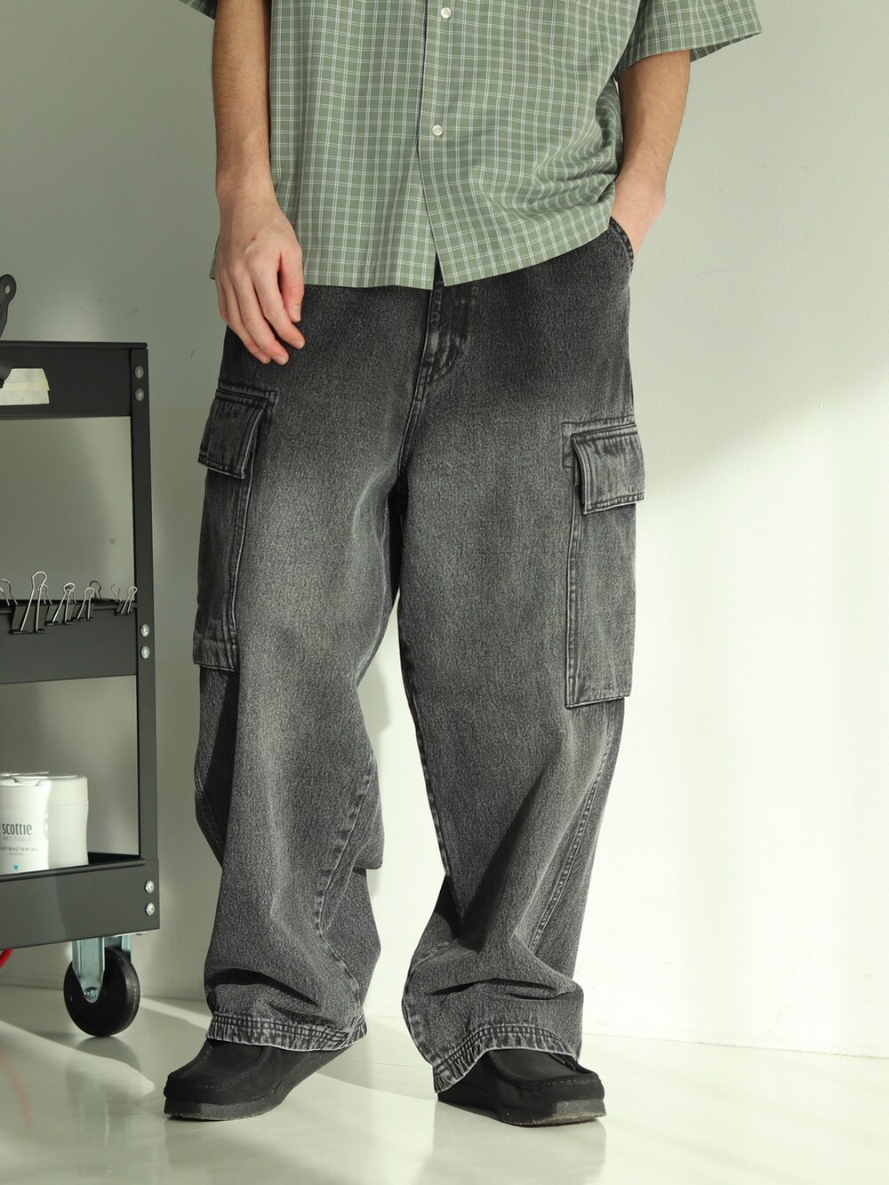 グリーン系のシャツ/ブラウス、ブラック系のデニムパンツを着用したメンズの冬コーディネートの4枚目の写真