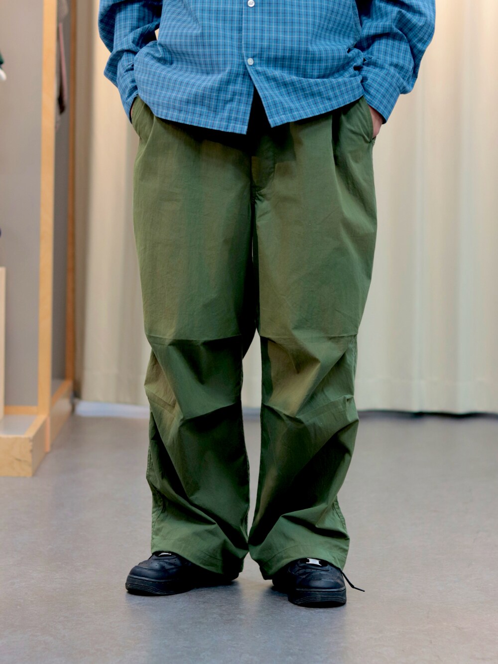 ブルー系のシャツ/ブラウス、グリーン系のその他パンツを着用したメンズの夏コーディネートの3枚目の写真