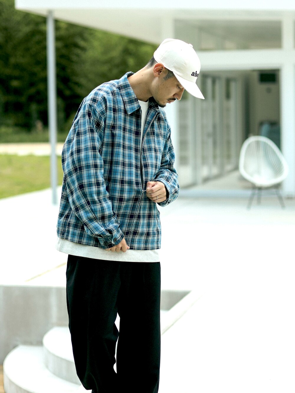 ブルー系のブルゾン、ブラック系のその他パンツを着用したメンズの秋コーディネートの3枚目の写真