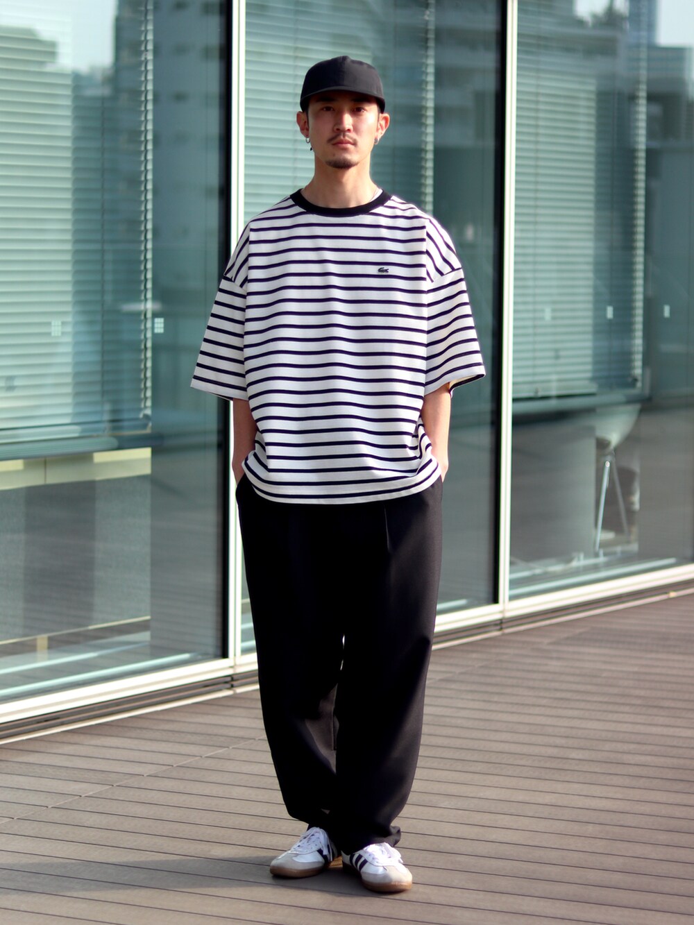 ホワイト系のTシャツ/カットソー、ブラック系のその他パンツ、ブラック系のキャップを着用したメンズの春コーディネートの2枚目の写真