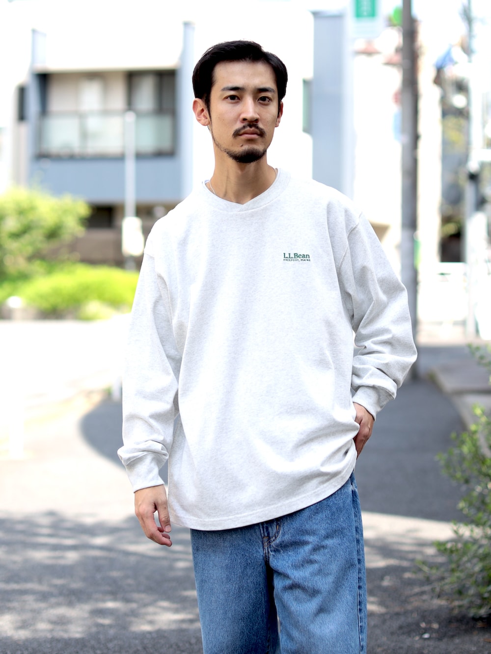 ブルー系のデニムパンツ、ブラウン系のブーツを着用したメンズの秋コーディネートの3枚目の写真