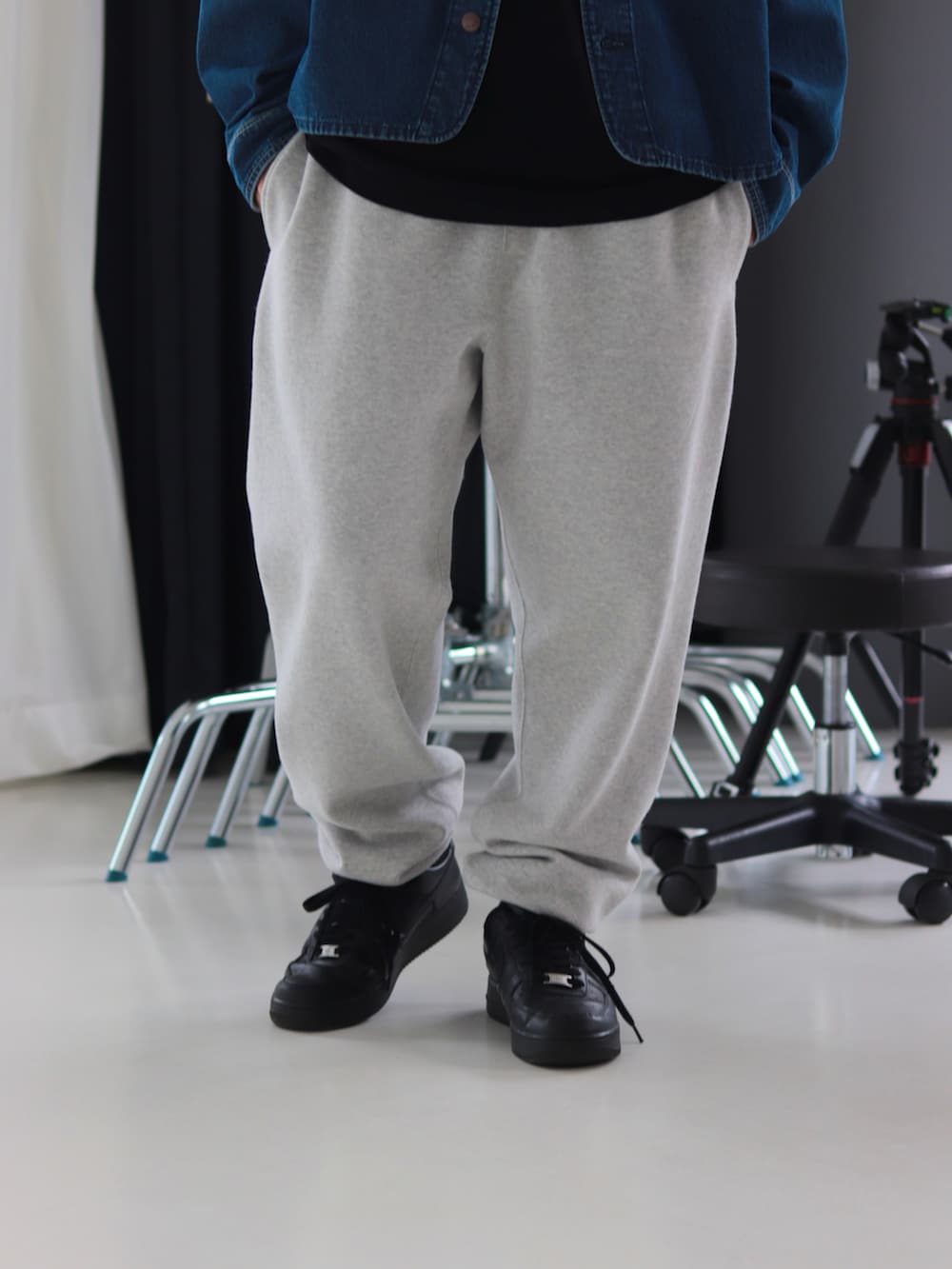 ブルー系のカバーオール、グレー系のスウェットパンツを着用したメンズの夏コーディネートの4枚目の写真