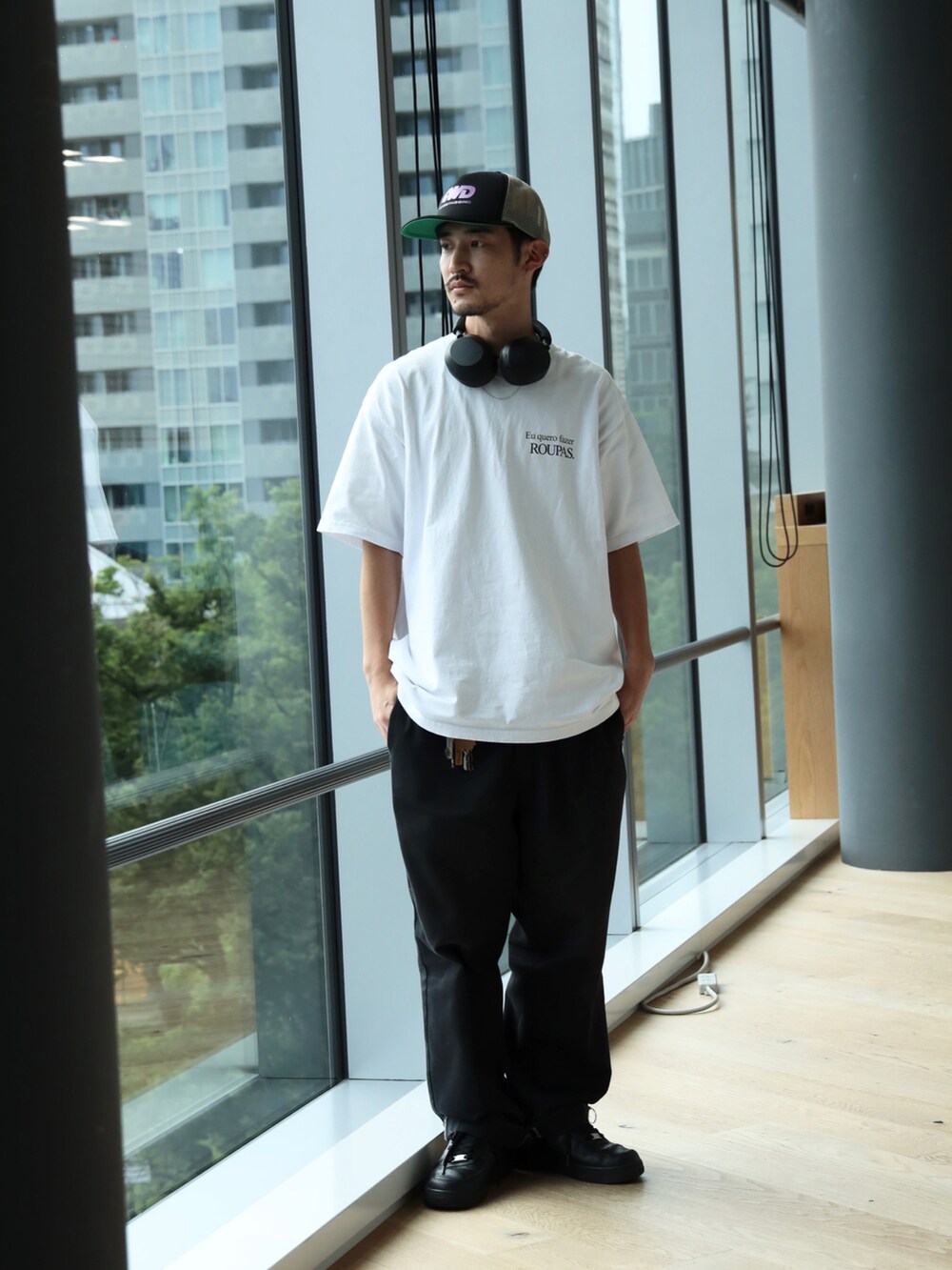 ブラック系のスニーカーを着用したメンズの夏コーディネートの2枚目の写真