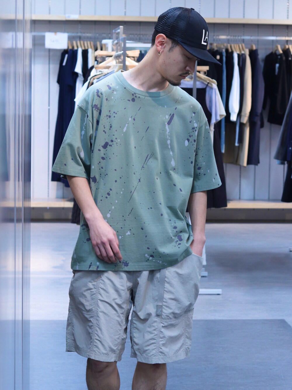 グリーン系のTシャツ/カットソー、ベージュ系のその他パンツを着用したメンズの春コーディネートの2枚目の写真